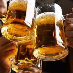 Uống bao nhiêu cốc bia bị thổi phạt về nồng độ cồn?