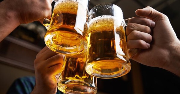 1. Uống bao nhiêu cốc bia bị thổi phạt về nồng độ cồn?