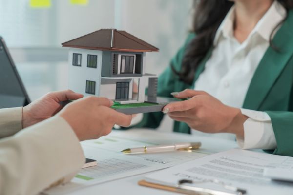 công chứng chia tách quyền sử dụng đất và tài sản