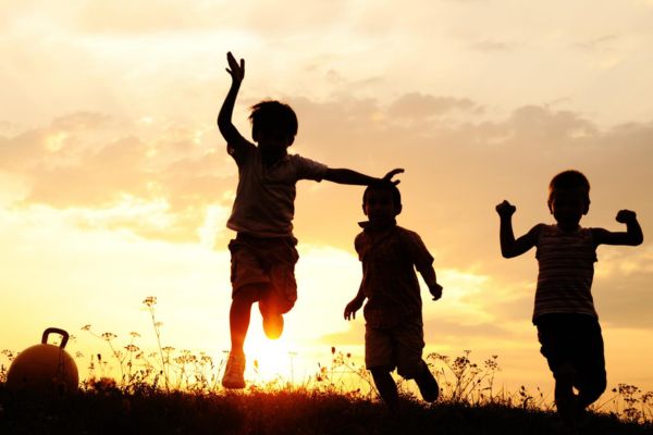 Khi con chưa thành niên có tài sản Ai đại diện quản lý?