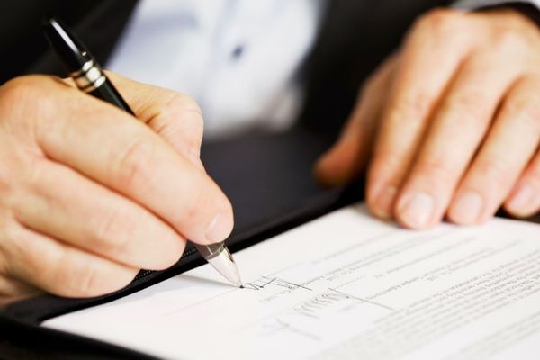 Khi vợ hoặc chồng có nghĩa vụ bồi thường do vi phạm hợp đồng